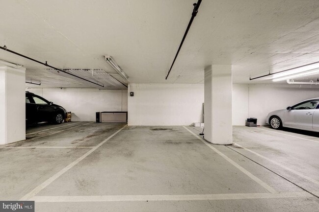 Building Photo - GEORGETOWN - 2 level 2/2.5 Custom Condo City Living W/ UNDERGROUND PARKING!!