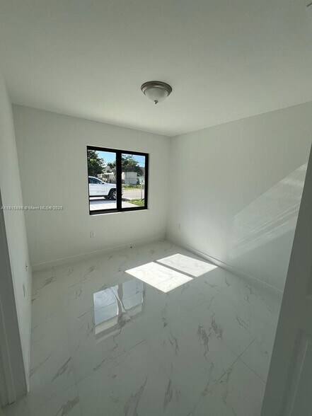 Building Photo - 901 NW 99th St