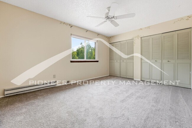 Building Photo - Charming Townhouse with Washer/Dryer and 1-Car Garage