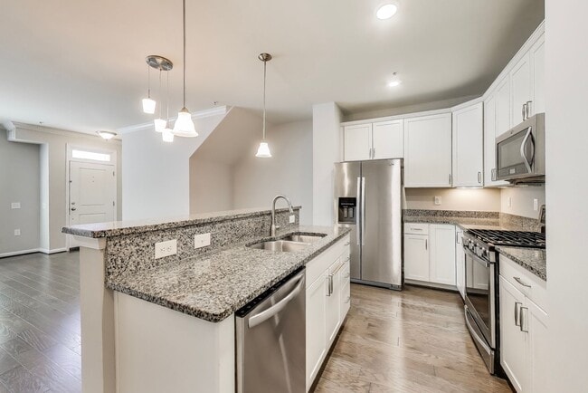 Building Photo - Elegant 3 bedroom, 2.5 bath townhome in Crown Farm