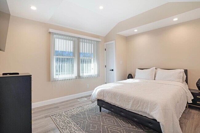 Building Photo - 187 Lakeside Trail