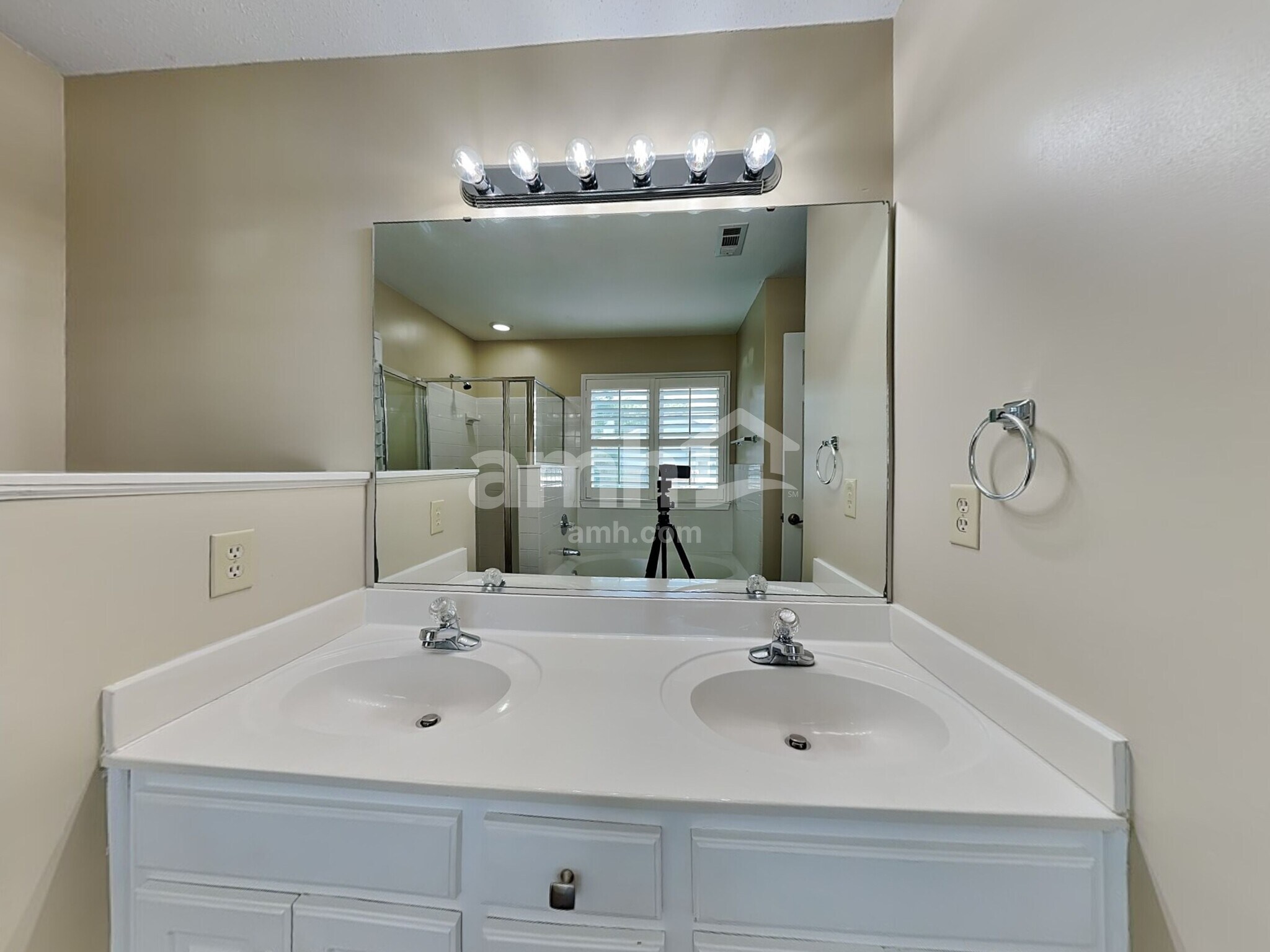 Building Photo - 3109 Southampton Dr
