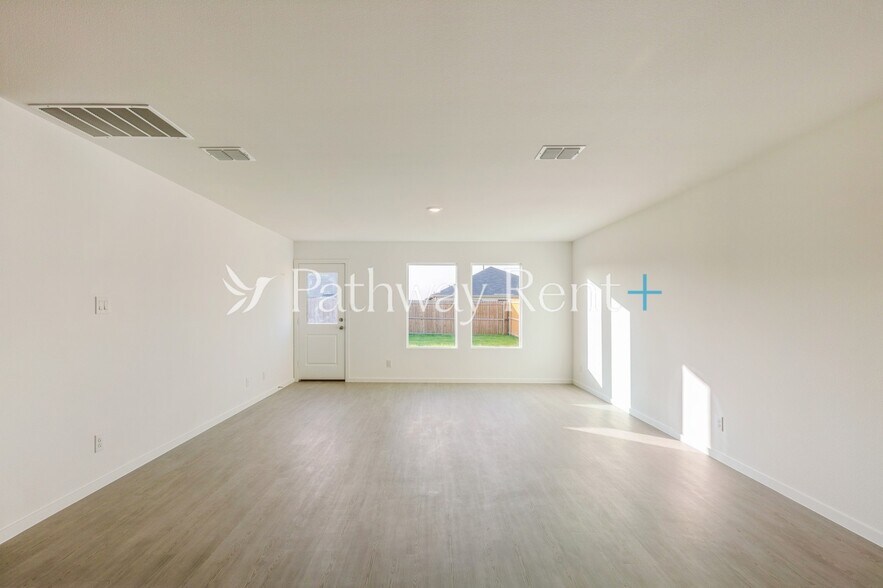 Building Photo - 1255 Falcon Hts Dr