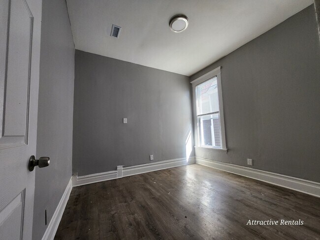 Building Photo - 7028 S Rhodes Ave
