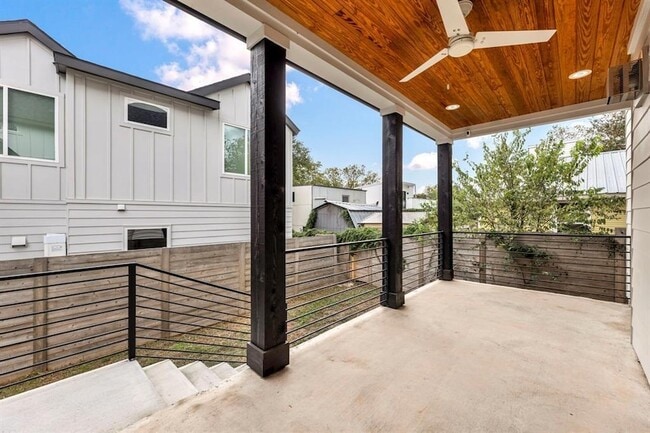 Building Photo - 2405 E 11th St