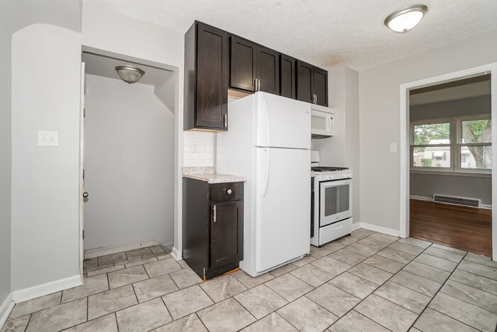 Building Photo - 790 E 258th St