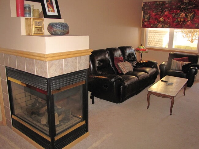 Building Photo - Very spacious *3Bed*2.5Bath Townhome in Fa...