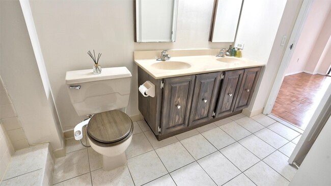 Building Photo - 720 Harmon Cove Tower