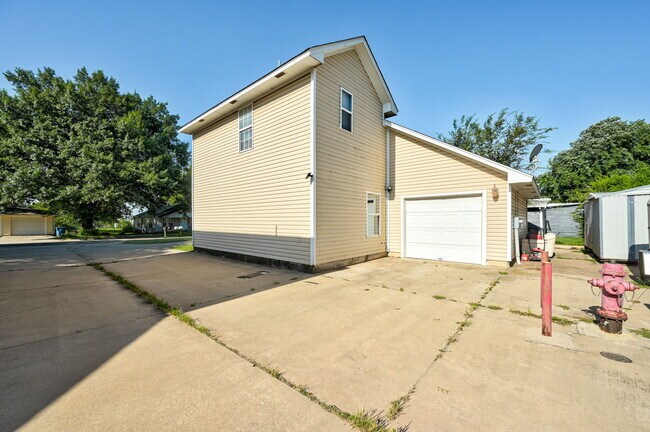 Building Photo - 607 W Main St