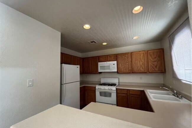 Building Photo - Cute 1-bedroom 1-bathroom