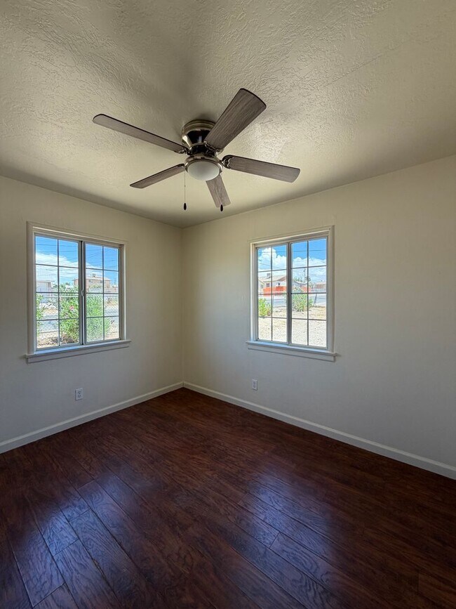 Building Photo - 3 Bedroom 1 Bathroom House with Huge Fenced Yard Near Schools, Park & Community Pool