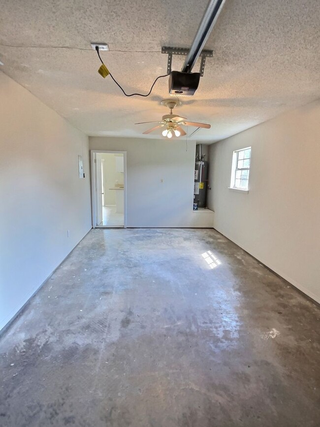 Building Photo - 3-Bedroom, 2-Bath Home Minutes From St. Ma...