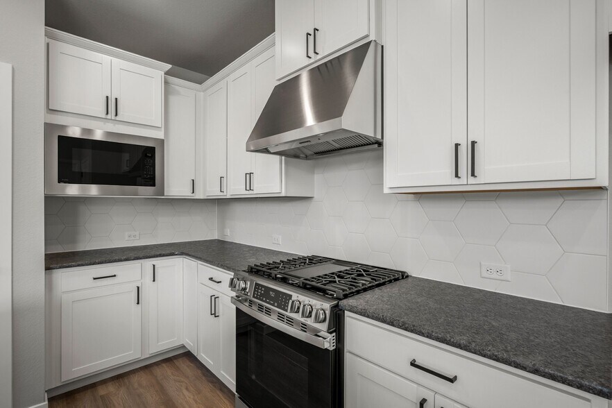 Building Photo - 6373 Scrabble Vw