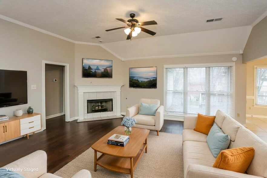 Building Photo - 8633 Meadow Green Dr