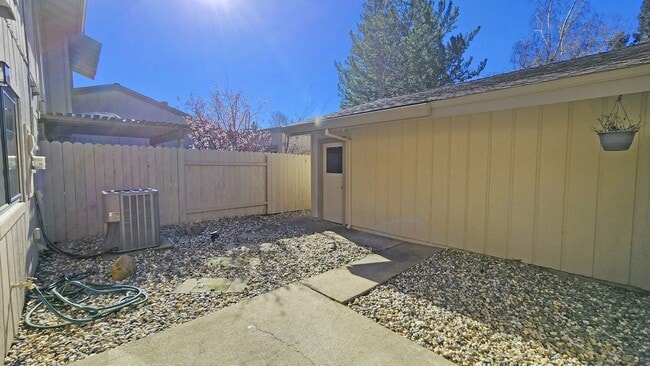 Building Photo - 422 Florin Rd