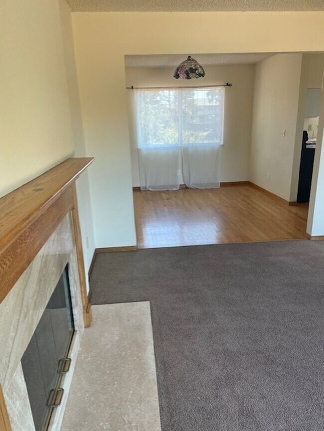 Building Photo - Four bedroom two and half bath on the uppe...