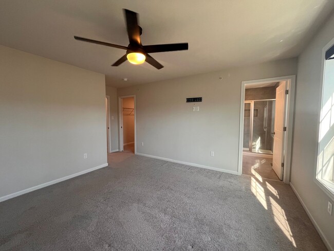 Building Photo - Move- In Ready 3 Bedroom Townhome!