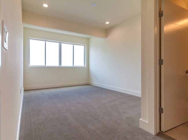 Building Photo - Stunning 2/2.5 multi-level Skybridge Lofts...