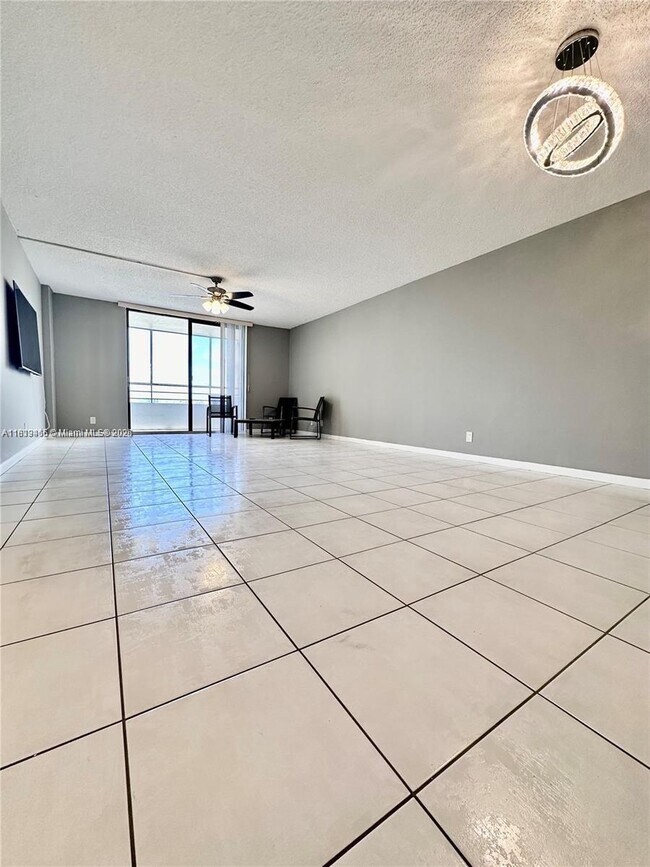 Building Photo - 2500 Parkview Dr