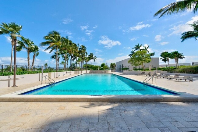 Building Photo - 1000 Venetian Way