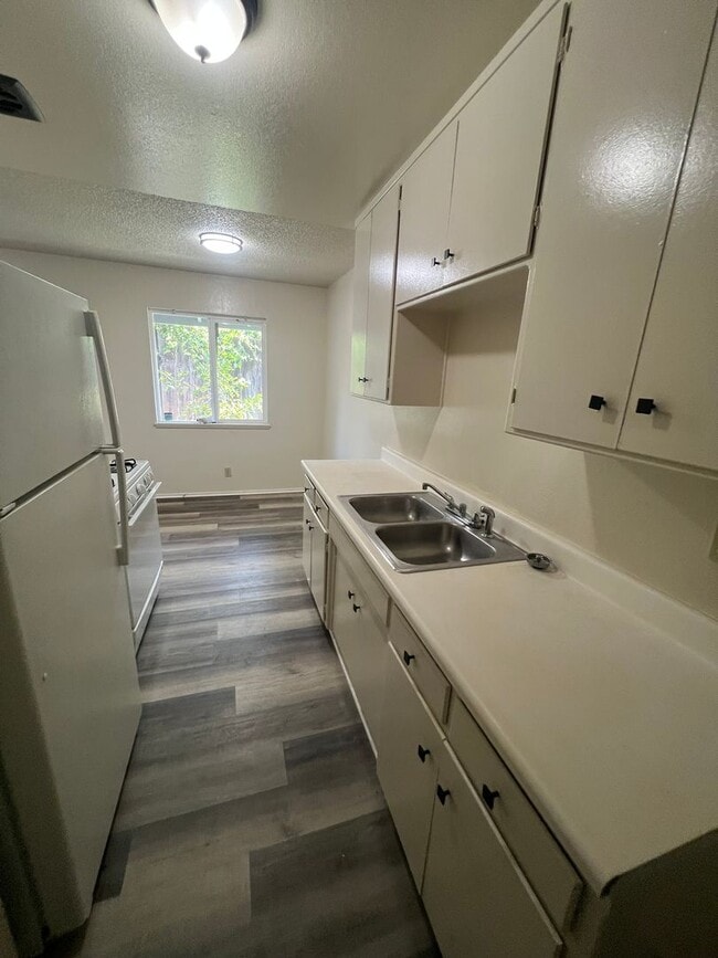 Building Photo - Oroville one bed one bath duplex for rent.