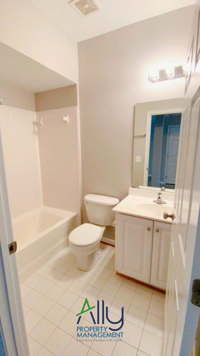 Building Photo - 908 Rainier Rd