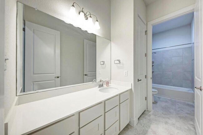 Building Photo - 1104 Almeria Bend