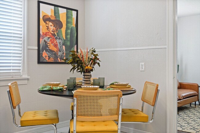 Building Photo - 912 W Comanche St