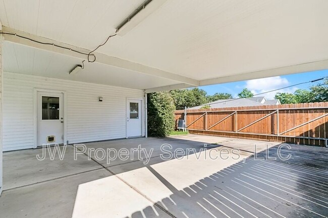 Building Photo - 5427 Charlotte Dr