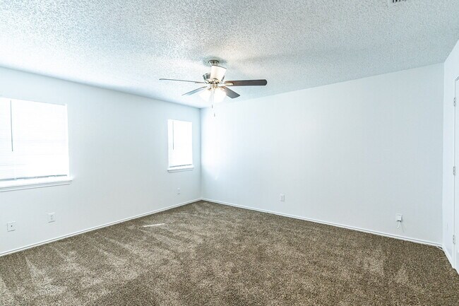 Building Photo - 2 Bedroom House w Large yard
