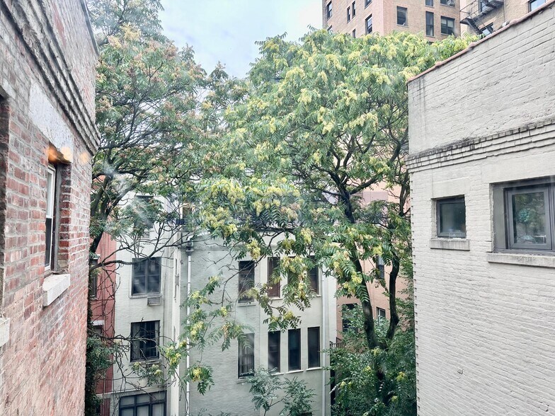 Building Photo - 309 W 107th St