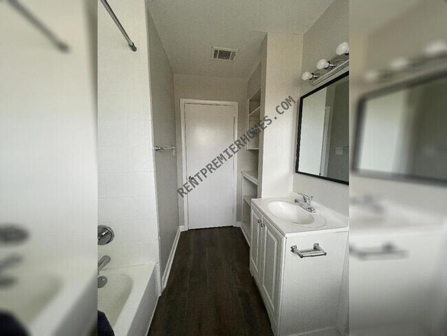 Building Photo - 6706 W Wakefield Dr