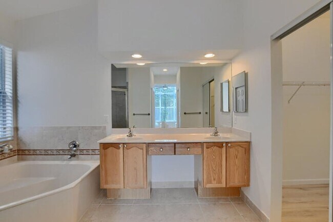 Building Photo - 1225 E Magnolia Cir