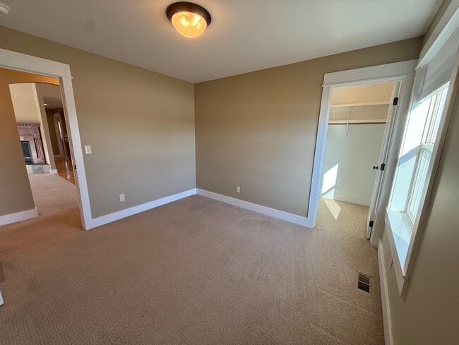 Building Photo - 25 Baldy Ct