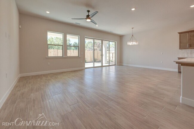 Building Photo - 1316 E Santa Ana Ave