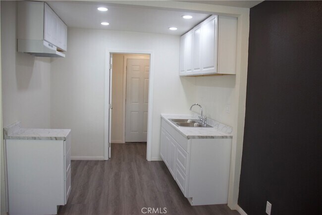 Building Photo - 372 E 55th St
