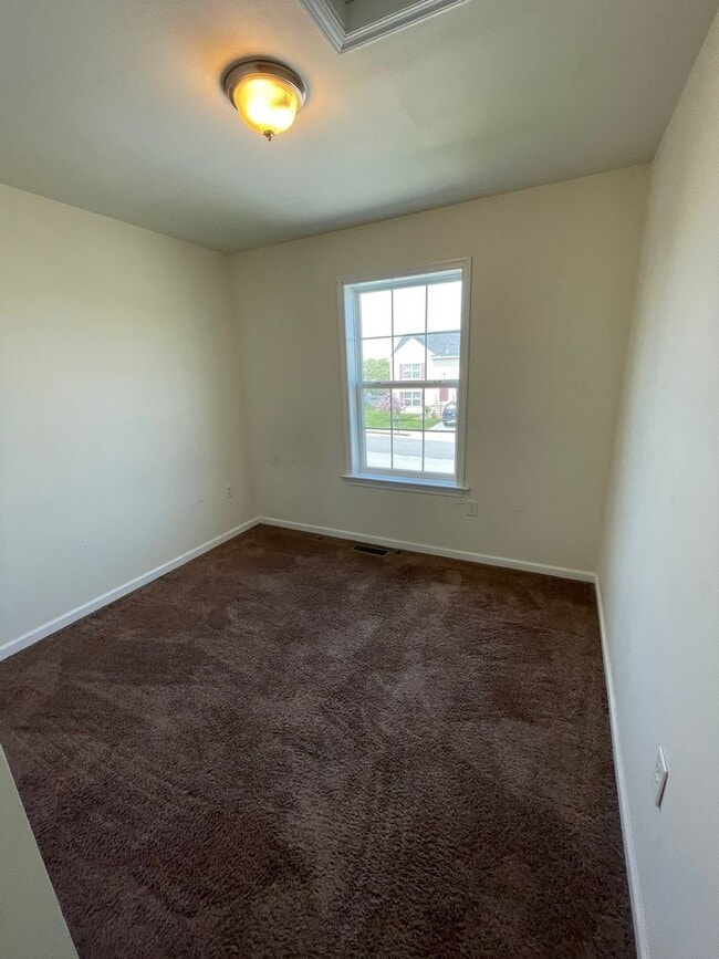 Building Photo - 3 Bedroom 3 Bath House In Mount Wolf