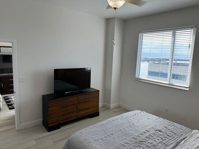 Building Photo - 1551 N Flagler Dr