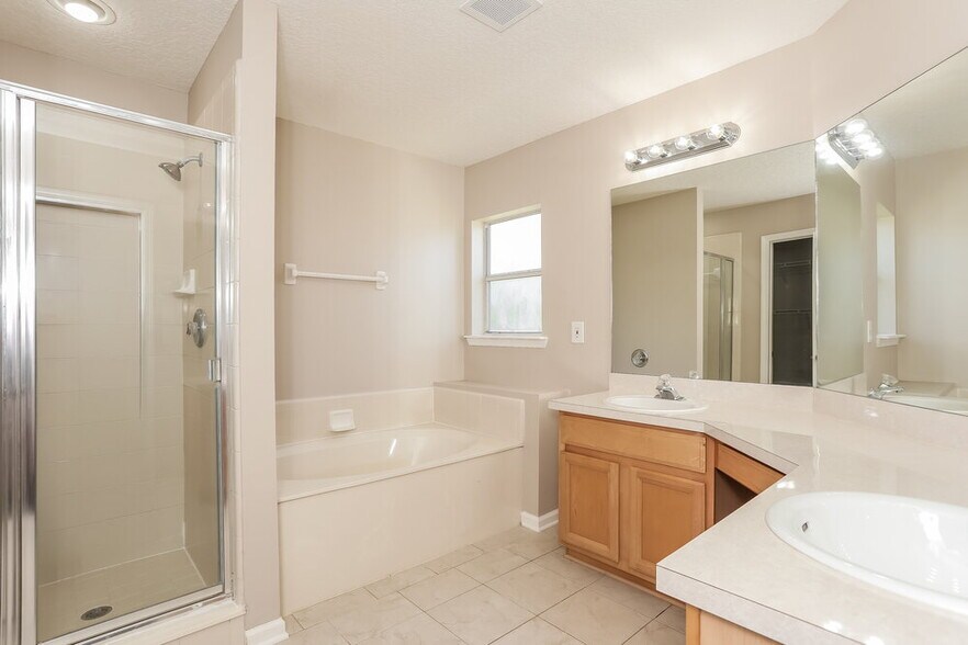 Building Photo - 14011 Crestwick Dr W