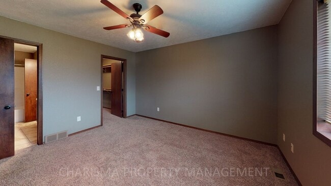 Building Photo - SPACIOUS AND AMENITY FILLED 3 BD, 2.5 BA T...