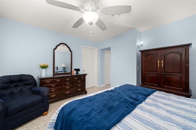 Building Photo - 2551 Lakeview Dr