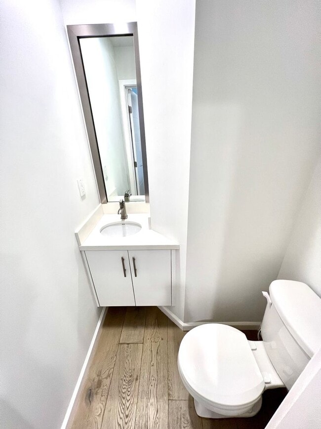 Building Photo - Santa Monica - Luxury Townhome w/ Loft!  (3 Bed / 3.5 Bath)