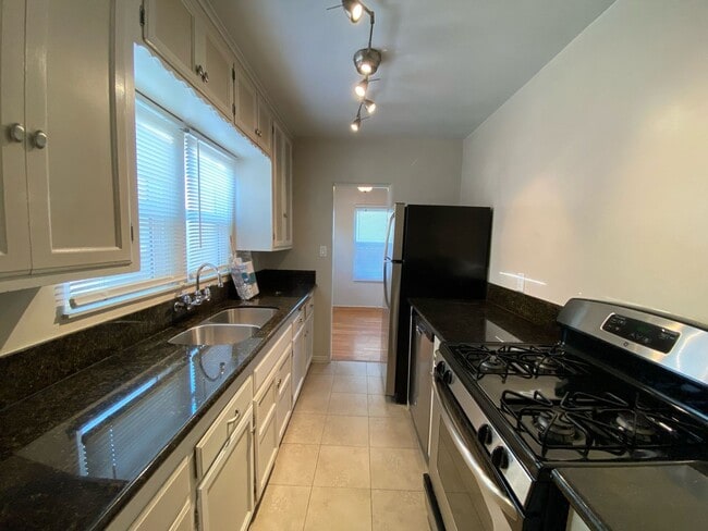Building Photo - LARGE PRIVATE EXCLUSIVE PATIO! EXCLUSIVE U...