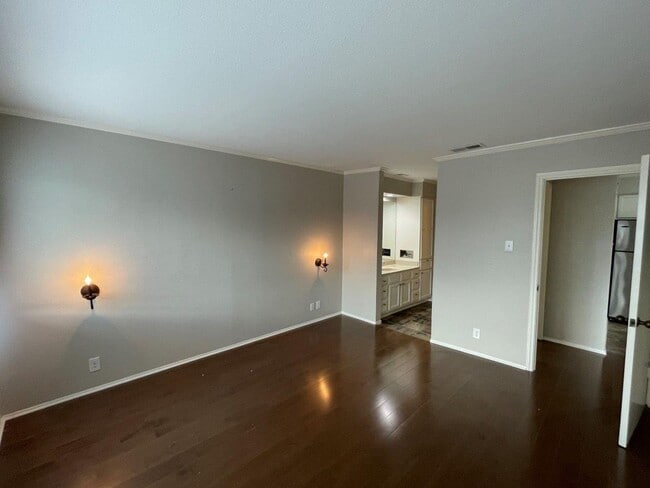 Building Photo - Stunning 3rd-floor corner unit condo in the desirable 78759 area!