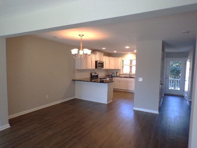 Building Photo - 4 Bedroom Townhome Located In Allenwood
