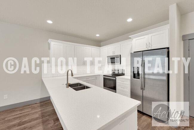 Building Photo - Townhome in Riverton!