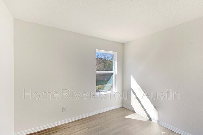 Building Photo - 2018 Richland Dr