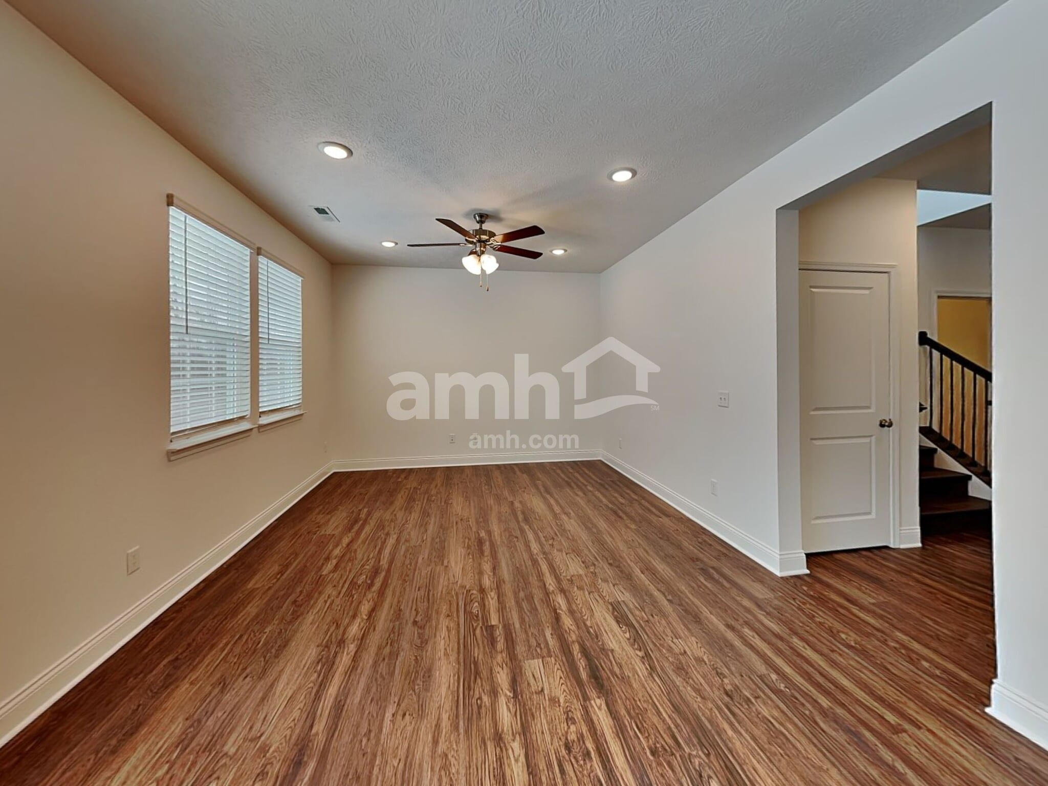 Building Photo - 886 Castor Dr