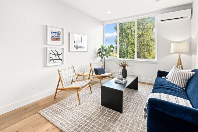 Building Photo - Wallingford Townhome