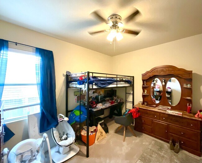 Building Photo - *COMING SOON* Modern Home with Fenced Backyard, Community Pool & Playground!